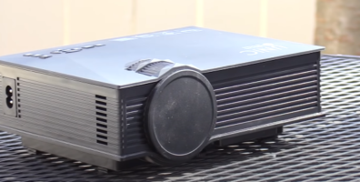 Proyector led negro sobre la mesa