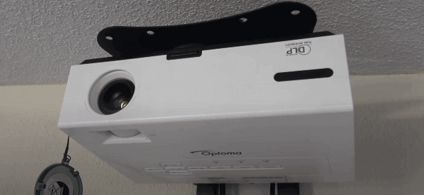 proyector optoma instalado