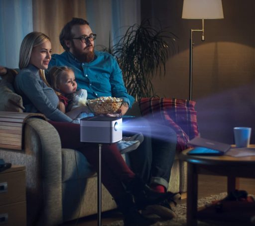 familia viendo una pelicula con un proyector