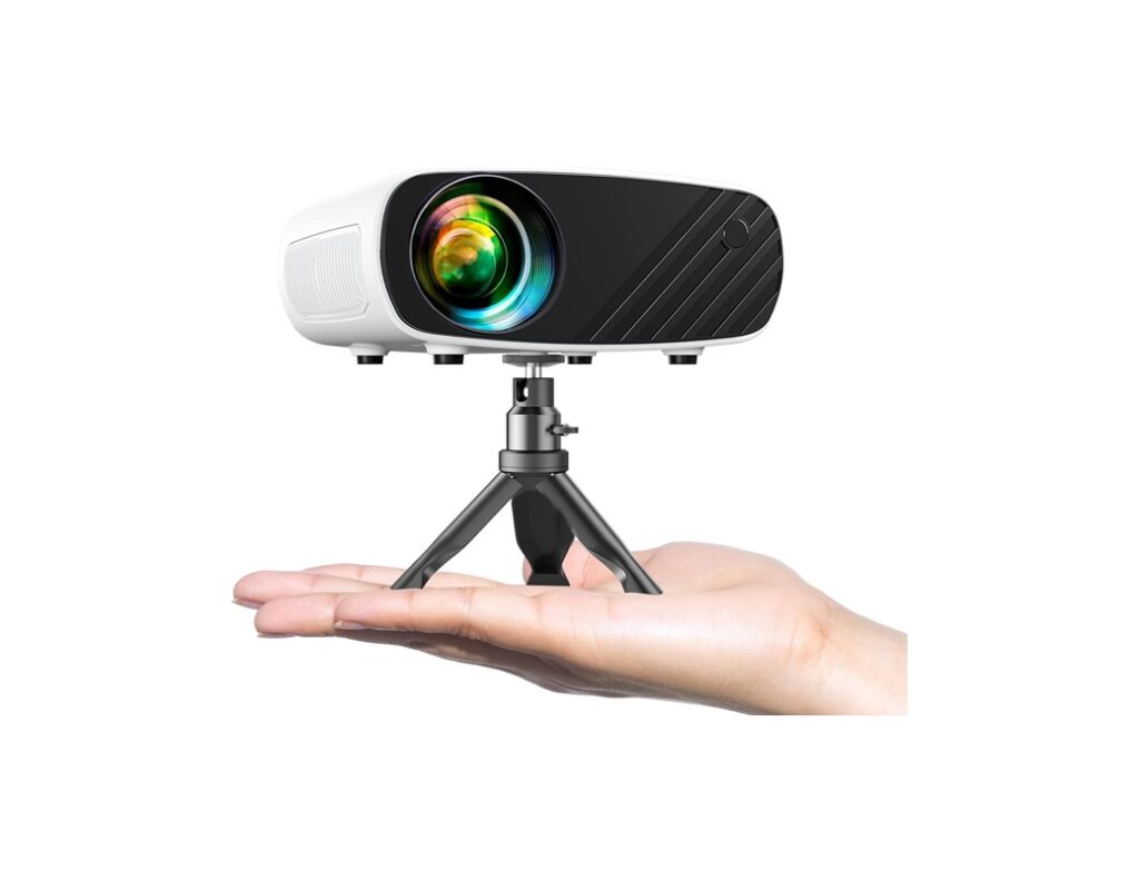 mini proyector sobre una mano