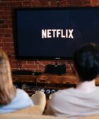 hombre y mujer viendo netflix plataforma streaming