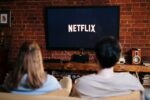 hombre y mujer viendo netflix plataforma streaming